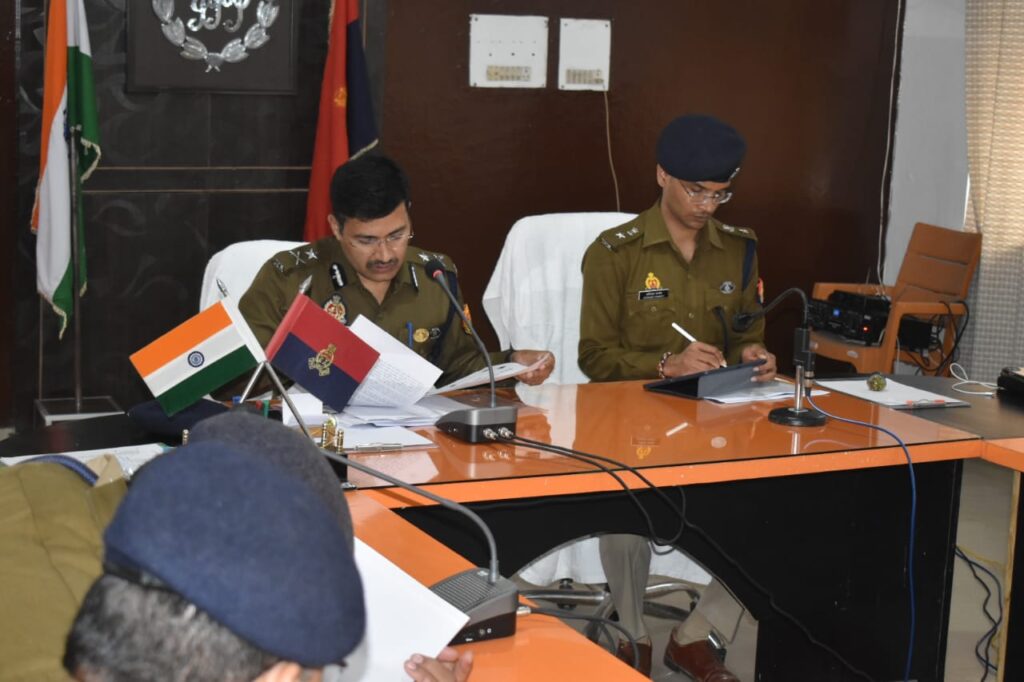 आईजी द्वारा थाना दोहरीघाट व थाना मधुबन जनपद मऊ का किया गया निरीक्षण