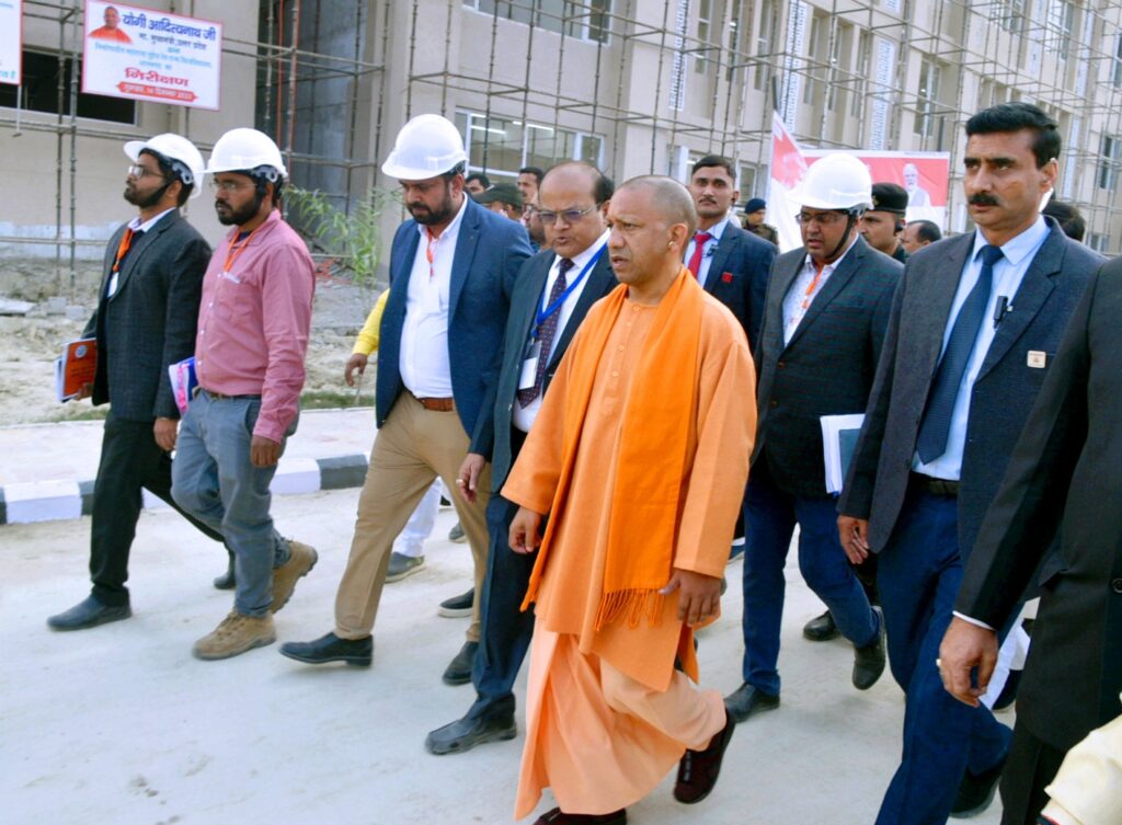 विश्वनाथ दरबार में सीएम योगी ने टेका मत्था, पीएम के आगमन की तैयारियों का लिया जायजा