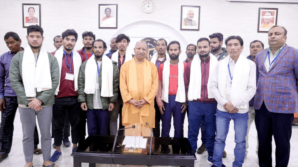 उत्तराखंड टनल हादसे से सकुशल वापस लौटे यूपी के श्रमिकों से सीएम योगी ने की मुलाकात