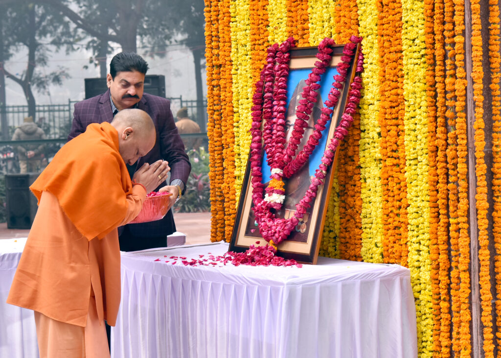 नेताजी सुभाष चन्द्र बोस के चित्र पर पुष्प अर्पित कर सीएम ने दी श्रद्धांजलि