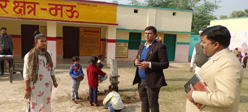 कंपोजिट विद्यालय ख्वाजा जहांपुर नगर क्षेत्र मऊ का जिलाधिकारी ने किया आकस्मिक निरीक्षण