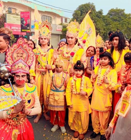 रामलला हो रहे विराजमान, देश भर के बड़े मंदिरों में हो रहा गुणगान 