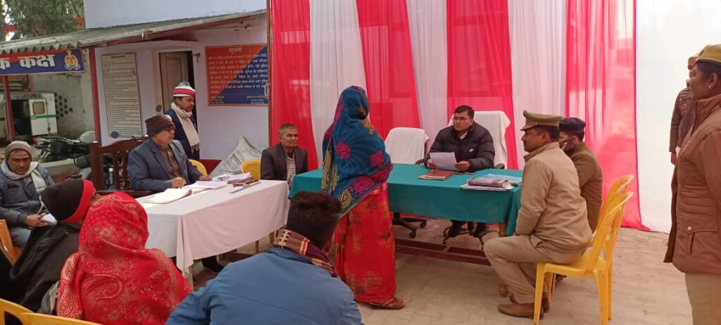 थाना समाधान दिवस पर थाना सराय लखंसी में जिलाधिकारी नें किया जन सुनवाई