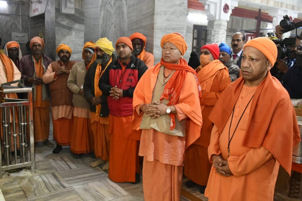 मुख्यमंत्री ने महायोगी गोरखनाथ को चढ़ाई आस्था की पवित्र खिचड़ी