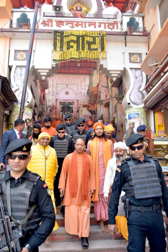 गुरुओं को शीश नवा अयोध्या पहुंचे सीएम योगी, रामलला और हनुमानगढ़ी के किये दर्शन 