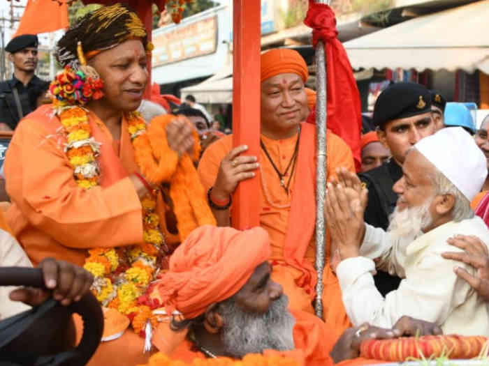 पीठ का सपना साकार कर गोरखपुर आए गोरक्षपीठाधीश्वर योगी आदित्यनाथ ,फुलों की हुई वरसात