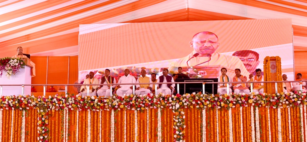 बोझ हैं सपा और कांग्रेस, इन्हें उठाकर देश से बाहर फेंकना होगा : योगी आदित्यनाथ