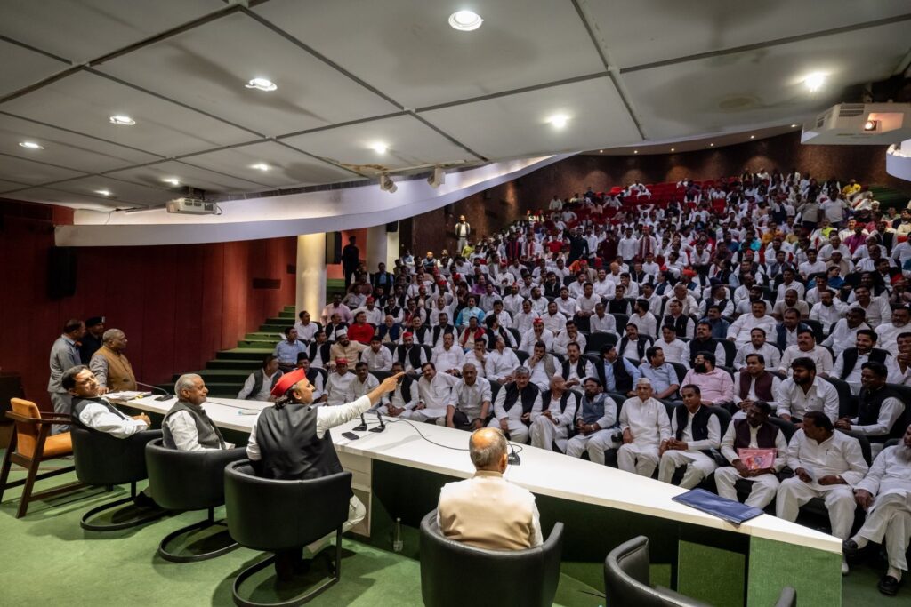 पार्टी कार्यालय में गरजे अखिलेश यादव, संविधान की रक्षा हेतु भाजपा को हटाना हमारा कर्तब्य