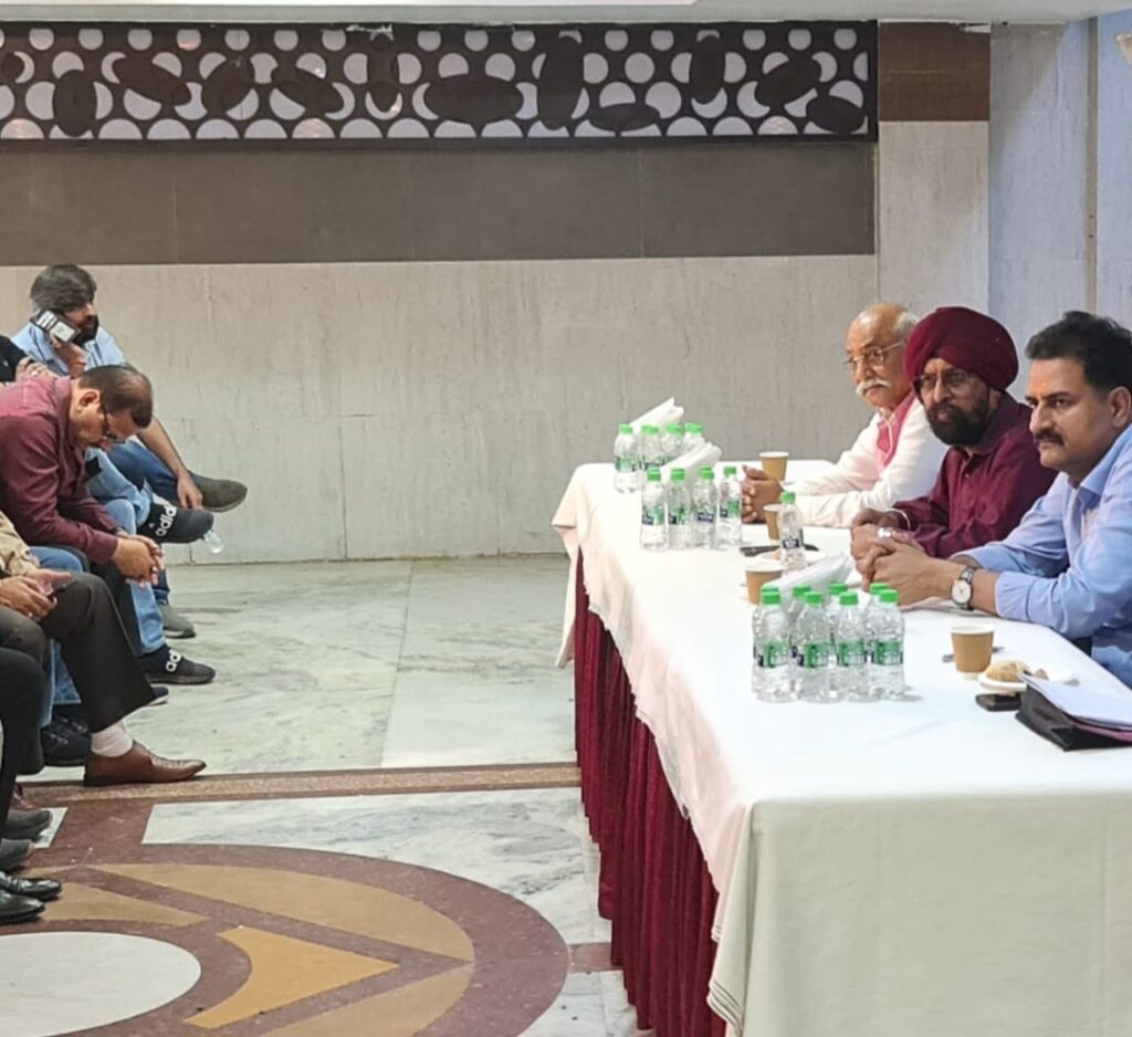 गोलमार्केट व्यापार मंडल,महानगर ने मनाया होली मिलन समारोह - जे पी सिंह