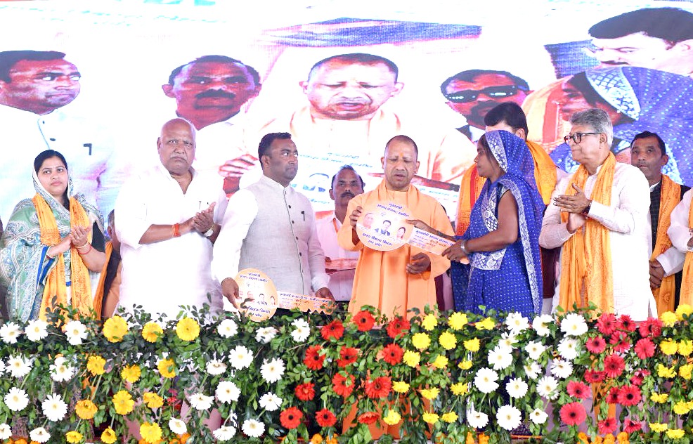 पिछली सरकारों के नेताओं की आजीविका का माध्यम थे माफियाः सीएम योगी 