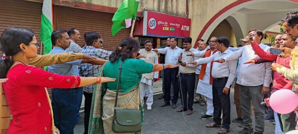 स्वीप कार्यक्रम के तहत निकाली गई बाइक/ स्कूटी रैली, जिलाधिकारी ने हरी झंडी दिखाकर किया रवाना