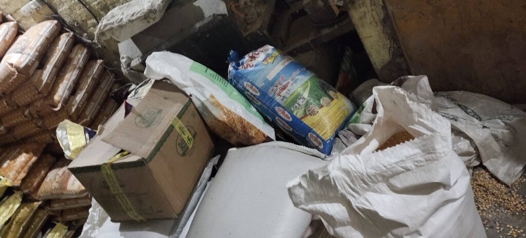 खुले में सरसों का तेल बेच रहे दुकानदार ने ग्राहक को आड़े हाथ लेते हुए कहा - ए.डी.एम सप्लाई हो या फ़ूड इंस्पेक्टर कोई हमारा कुछ नही कर पायेगा