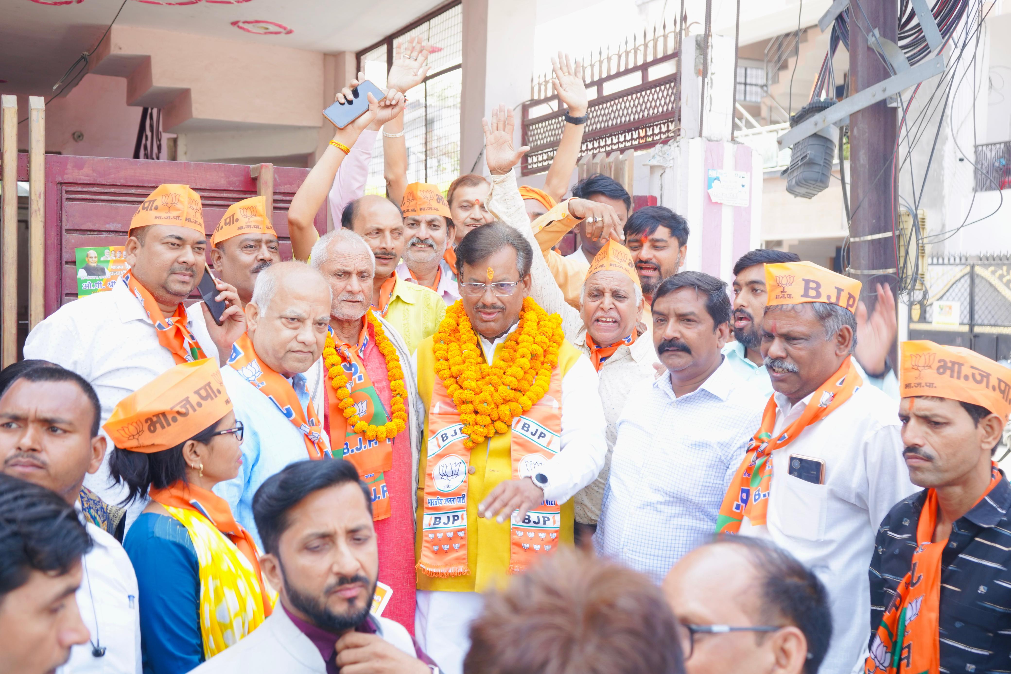 सुबह होते ही मैदान में उतरे भाजपा के विधायक प्रत्याशी ओ.पी. श्रीवास्तव