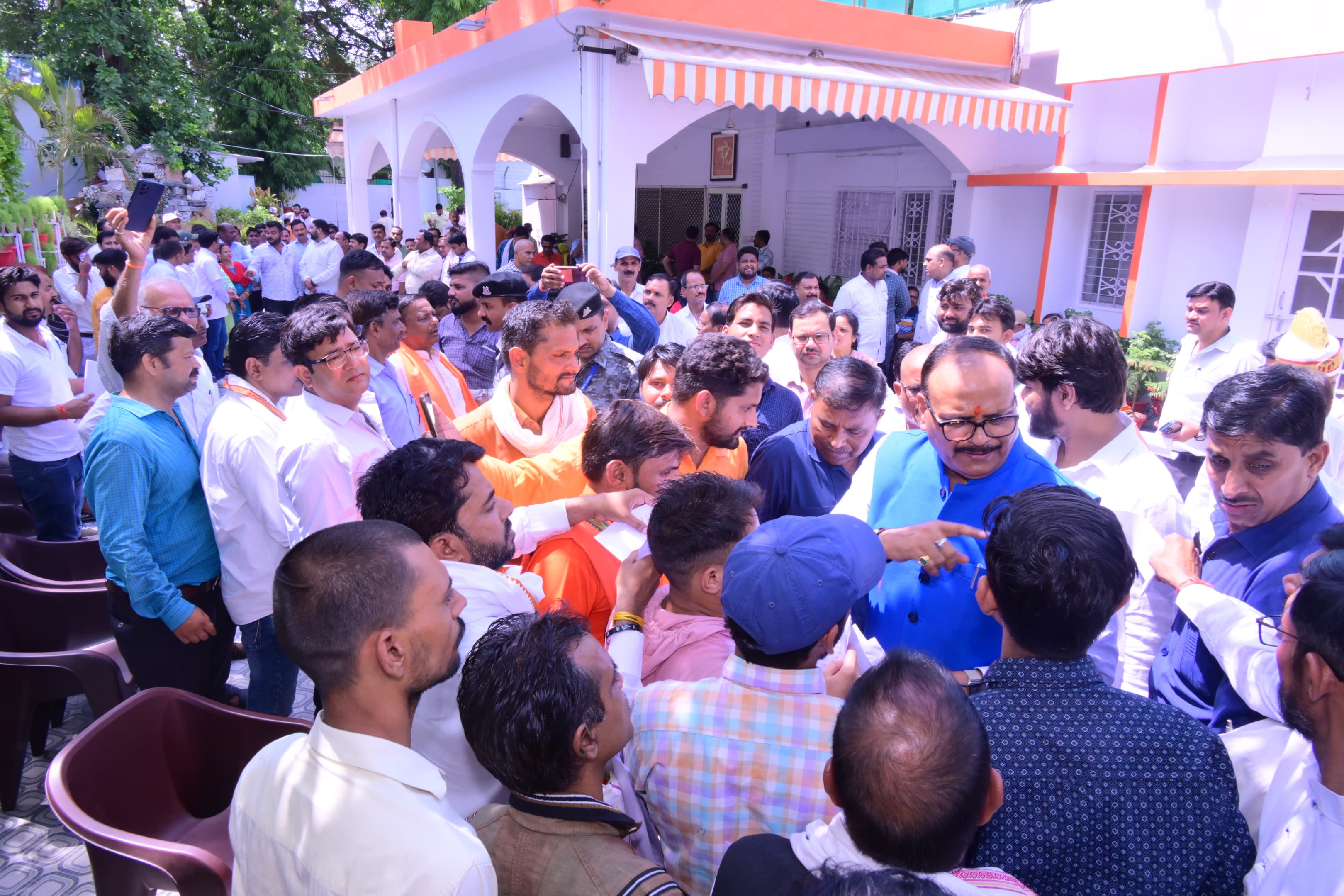 डिप्टी सीएम बृजेश पाठक का जनता दरबार: 300 लोगों की समस्याओं का निस्तारण