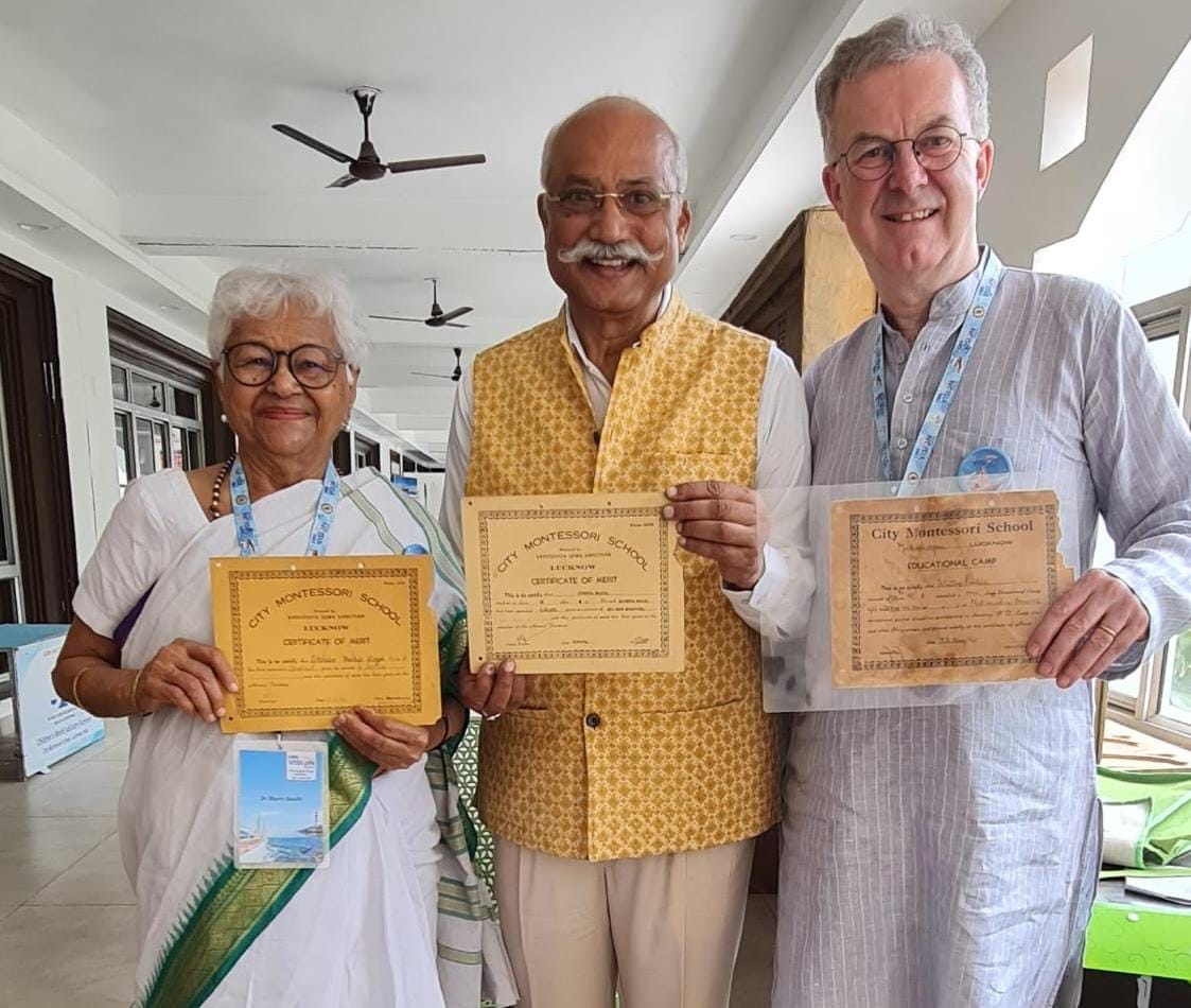 पूर्व छात्र जितेन्द्र प्रताप सिंह अध्यक्ष संस्कृतभारतीन्यास अवधप्रान्त को विजन 2025 - सिटी मान्टेसरी स्कूल मे सम्मानित किया गया