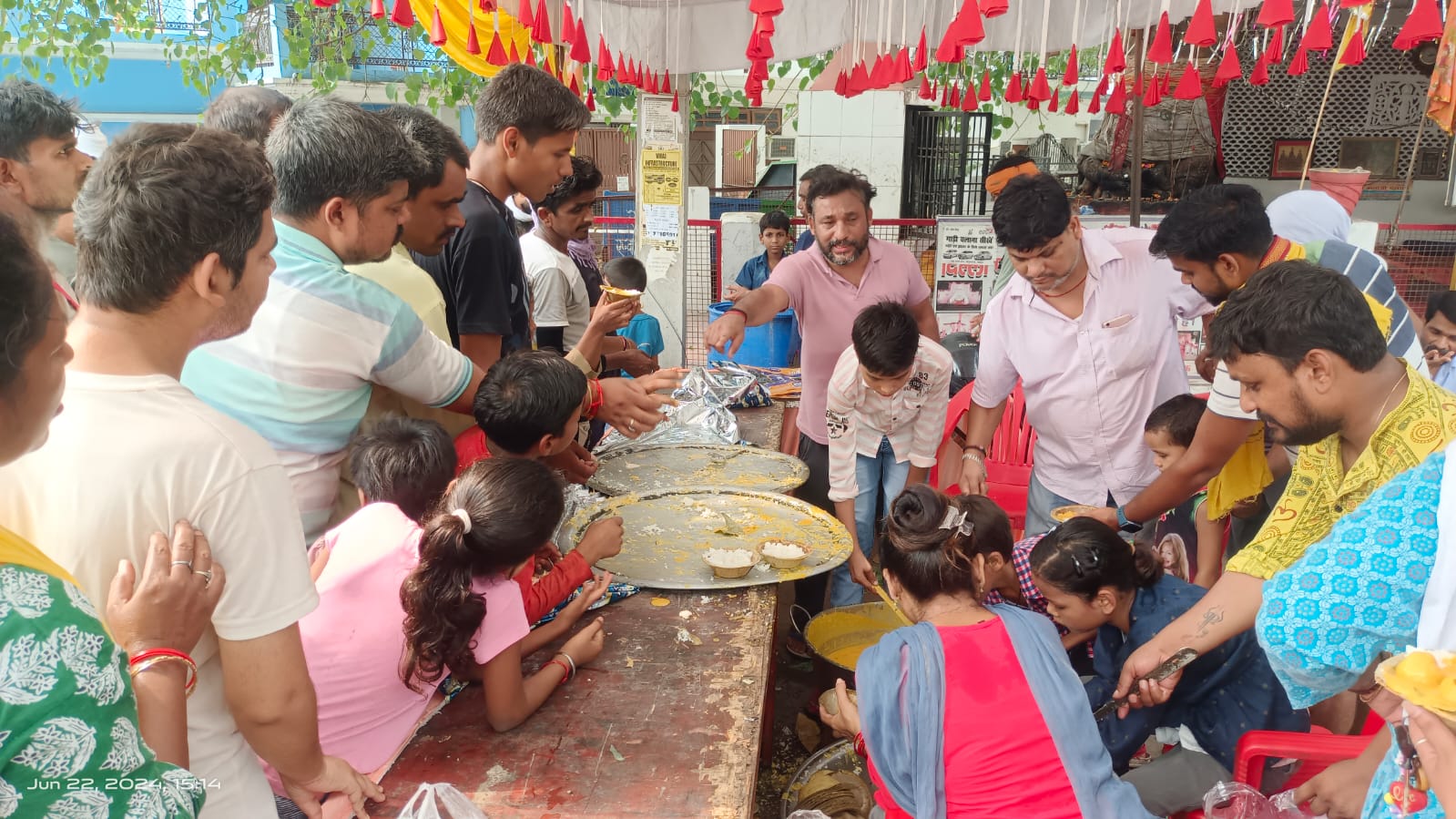 लखनऊ में भव्य भंडारे का आयोजन, हनुमान भक्तों ने भंडारे का प्रसाद ग्रहण किया