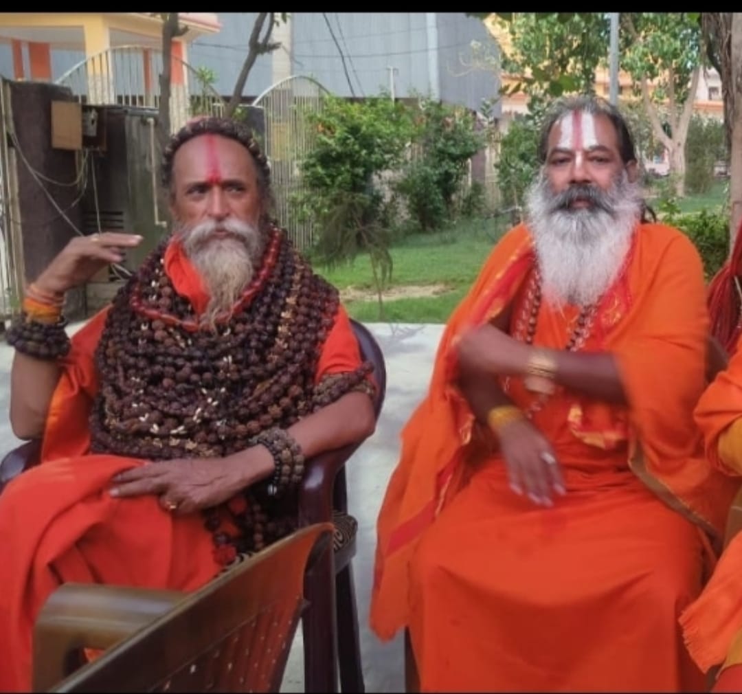 जगतगुरु अवधेश प्रधानाचार्य ने अपने भक्तों के साथ किया योग और दुनिया को दिया अष्टांग योग का संदेश