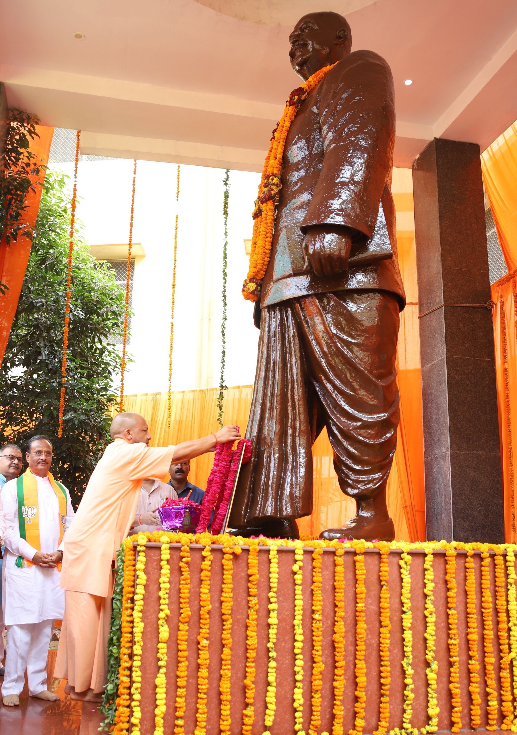 मुख्यमंत्री ने डॉ. श्यामा प्रसाद मुखर्जी के बलिदान दिवस पर उनकी प्रतिमा पर की पुष्पांजलि  