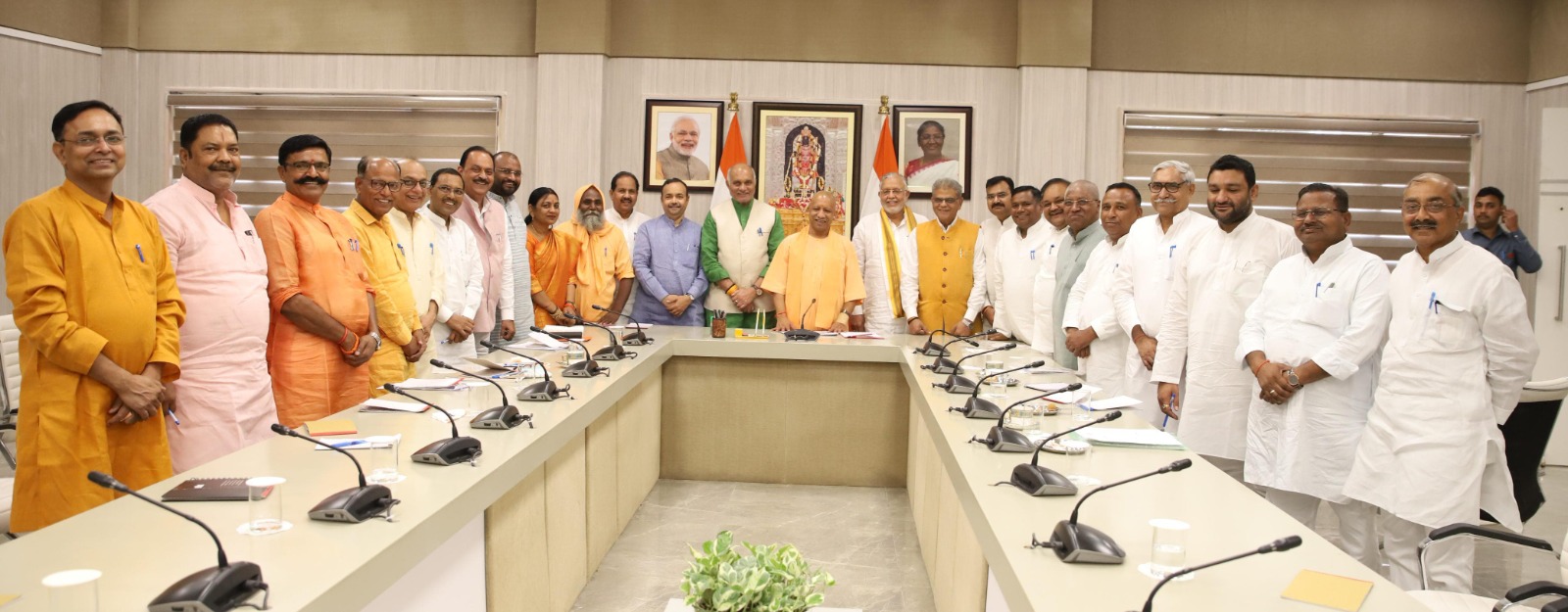 मुख्यमंत्री योगी आदित्यनाथ से बरेली मंडल के विधायकों ने की शिष्टाचार भेंट