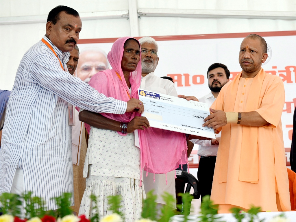 मुख्यमंत्री ने श्रावस्ती में बाढ़ पीड़ितों को राहत पहुंचाने वाले अधिकारियों और ग्रामीणों को किया सम्मानित