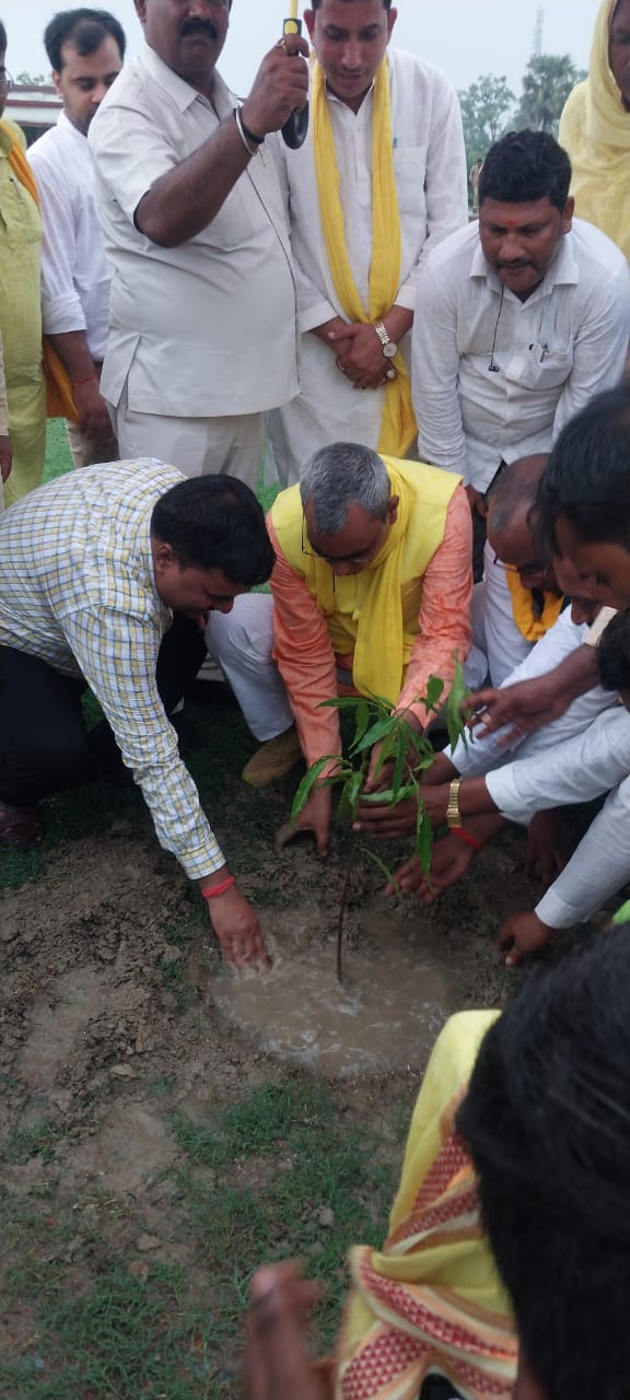 कैबिनेट मंत्री ओमप्रकाश राजभर ने वन महोत्सव जन अभियान के तहत मां के नाम किया वृक्षारोपण