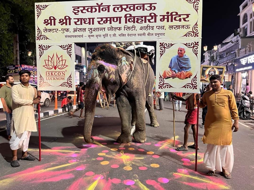 लखनऊ में इस्कॉन मंदिर के प्रमुख अपरिमेय श्याम दास जी के नेतृत्व में भगवान जगन्नाथ की दिव्य रथ यात्रा