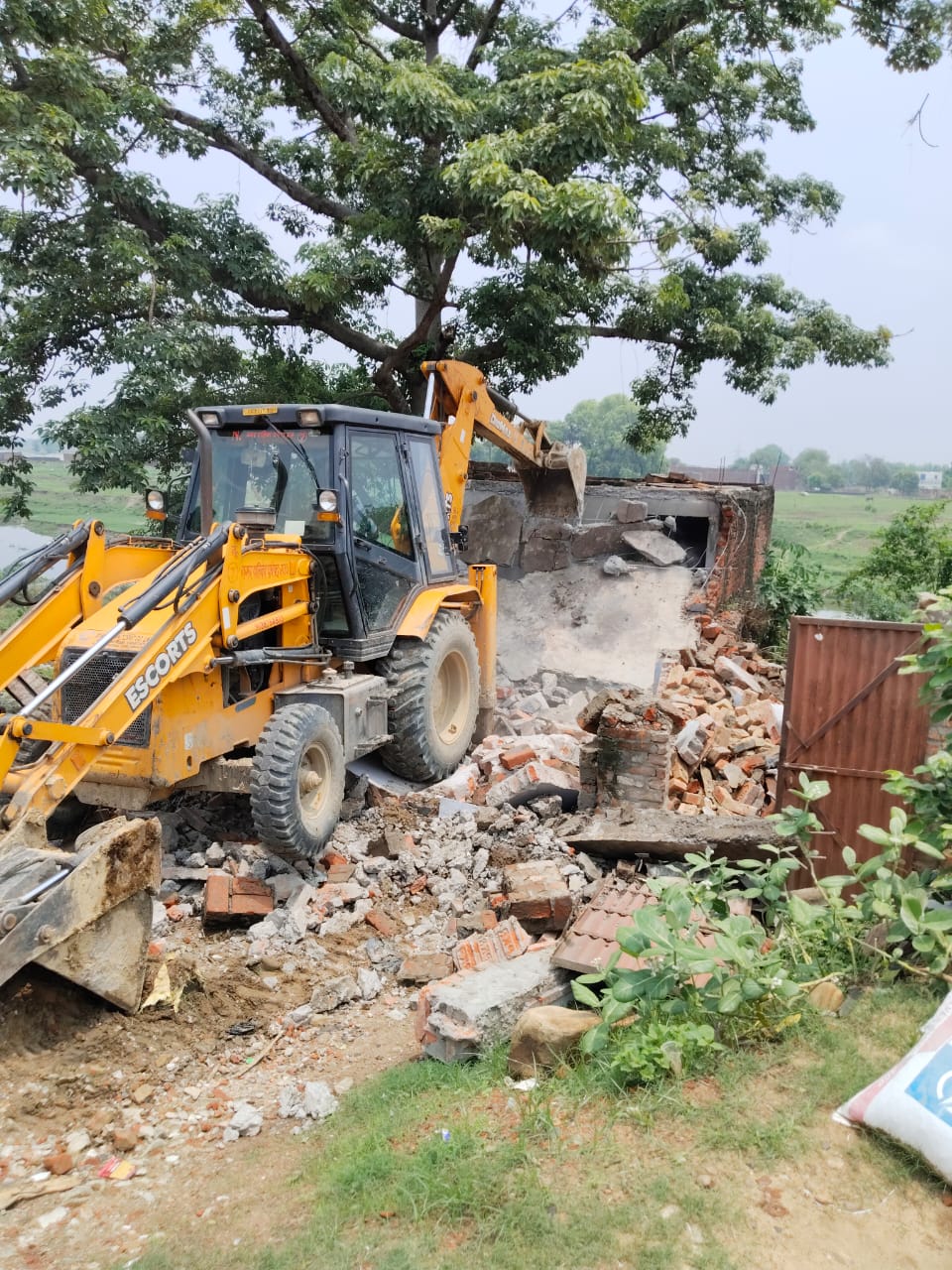 तमसा नदी के किनारे अतिक्रमण के खिलाफ अभियान जारी, कई अवैध निर्माण पर कार्रवाई