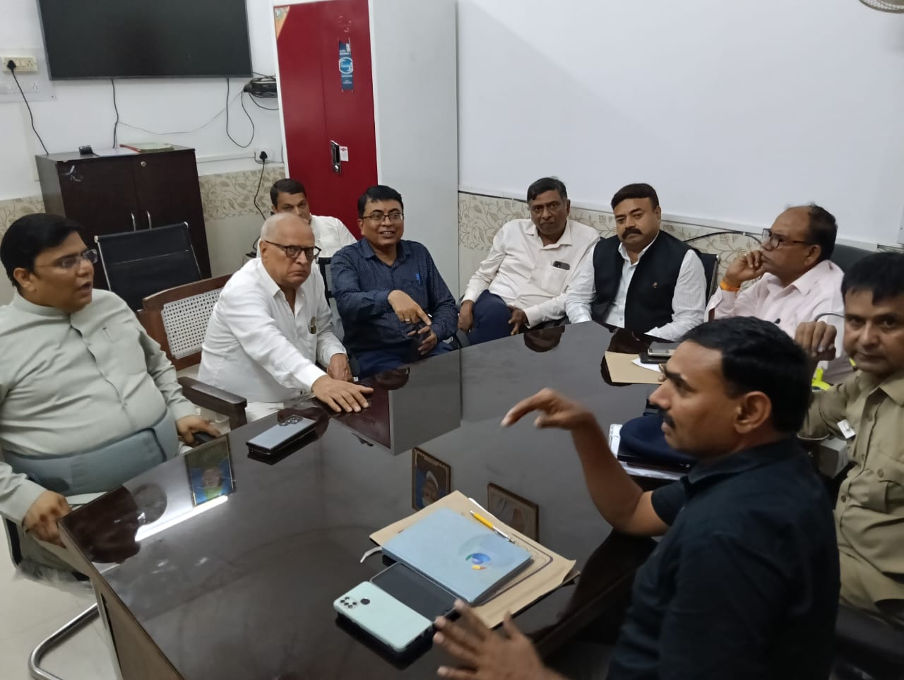 मऊ में स्कूल वाहनों की फिटनेस पर जोर, एआरटीओ ने प्रबंधकों के साथ की बैठक