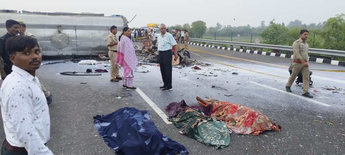 उन्नाव: डबल डेकर बस ने दूध कंटेनर को मारी टक्कर, 18 लोगों की मौत, 30 से ज्यादा घायल
