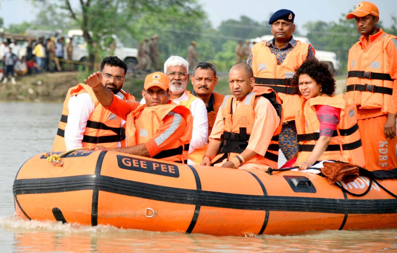 मुख्यमंत्री योगी आदित्यनाथ ने किया बाढ़ग्रस्त क्षेत्रों का निरीक्षण, राहत सामग्री वितरित