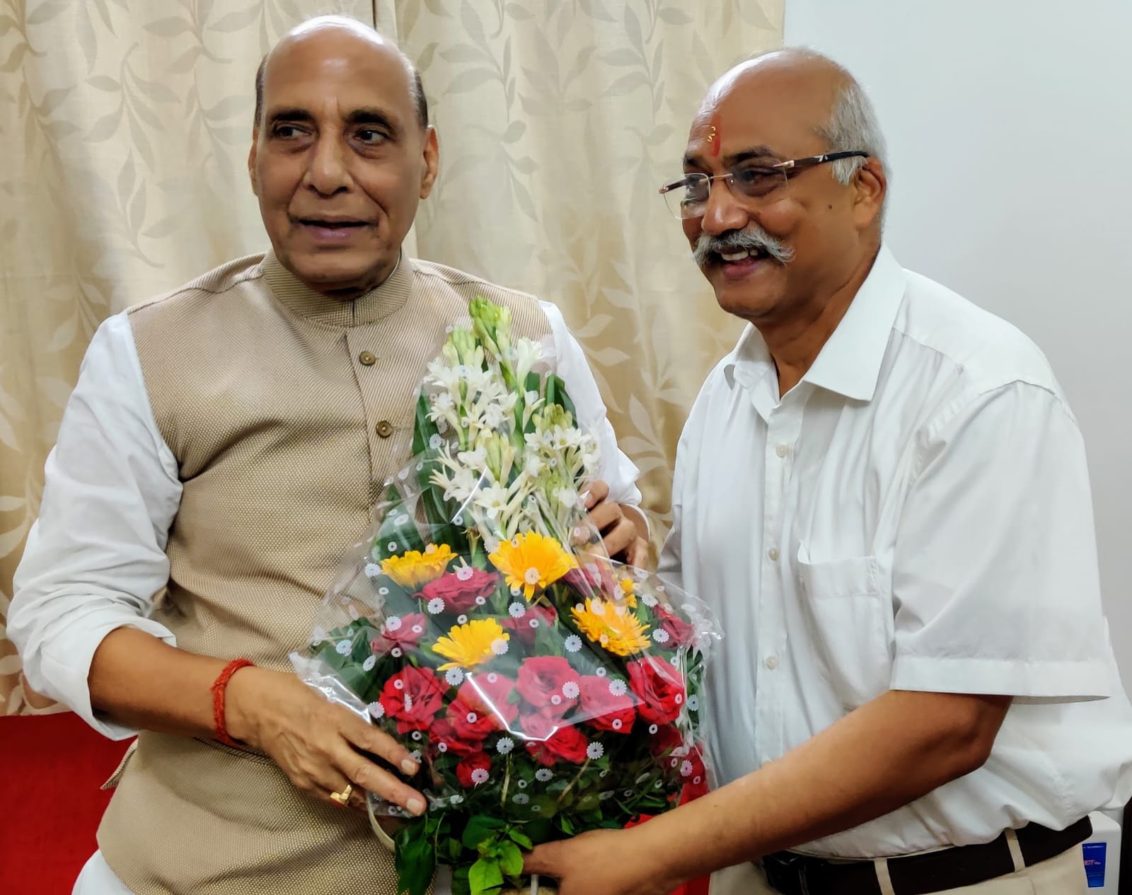 लखनऊ पूर्व ने धूमधाम से मनाया राजनाथ सिंह का 74वां जन्मदिन