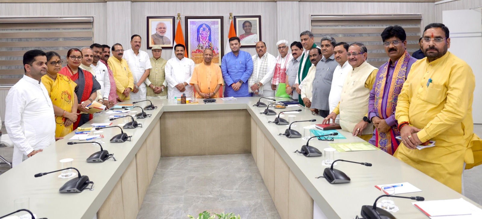 मुख्यमंत्री योगी आदित्यनाथ से अलीगढ़ मंडल के सांसदों और विधायकों की शिष्टाचार भेंट