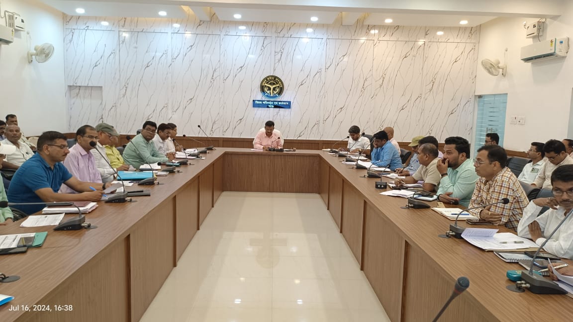 मुख्यमंत्री डैशबोर्ड पर आधारित विकास कार्यों की विभागवार मासिक समीक्षा बैठक जिलाधिकारी की अध्यक्षता में संपन्न