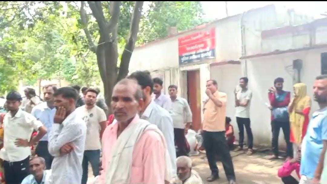 हरदोई एसपी कार्यालय पर शिकायतकर्ताओं की उमड़ी भीड़