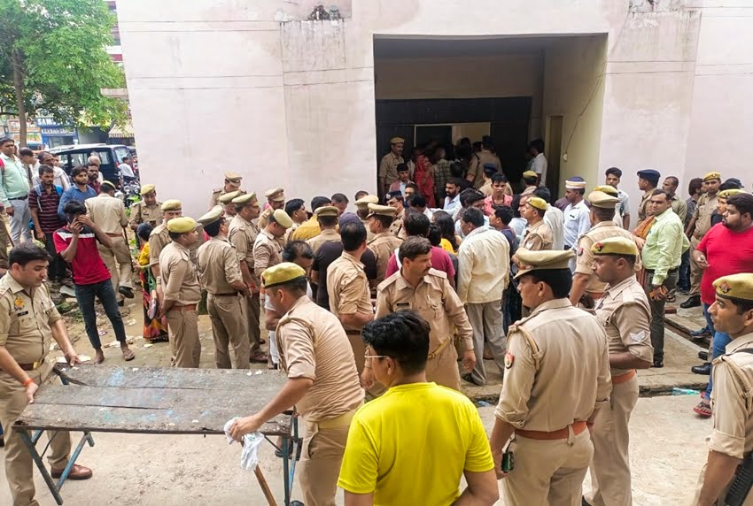 ब्रेकिंग न्यूज़: हाथरस में सत्संग के दौरान भगदड़, 100 से अधिक लोगों की मौत आशंका