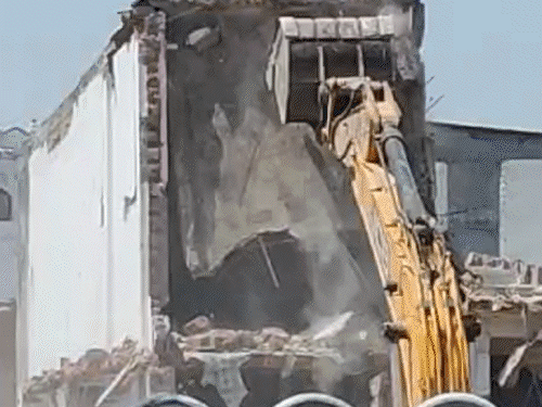 लखनऊ में अवैध निर्माण का मुद्दा: घर उजाड़ने की पीड़ा और सरकार की जिम्मेदारी