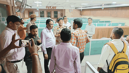 दिल्ली कोचिंग सेंटर हादसे का नोएडा में असर: चार प्रमुख संस्थान किए गए सील, पूरे शहर में मचा हड़कंप, जानिए एक्शन का कारण