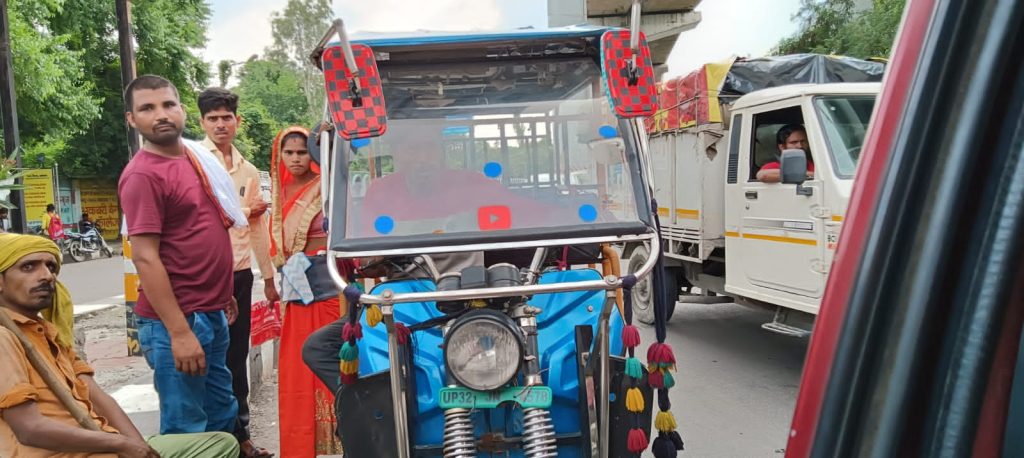 पॉलिटेक्निक चौराहा: पुलिस की मिलीभगत से राहगीरों को हो रहा नुकसान