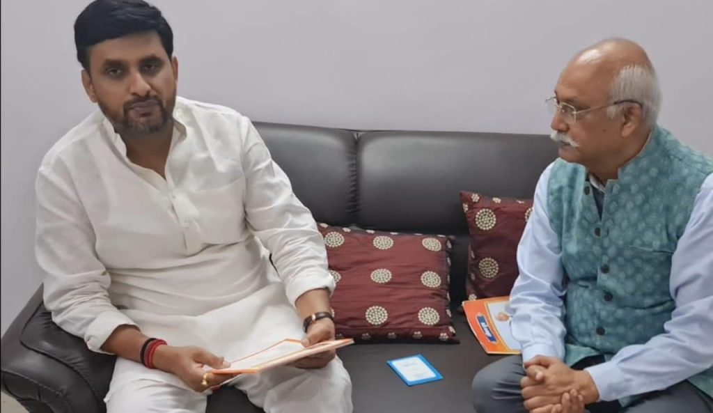 संस्कृतभारती के सम्पर्क सप्ताह के चतुर्थ दिवस समाजसेवियों के मध्य नवचेतना के साथ- जितेन्द्र प्रताप सिंह