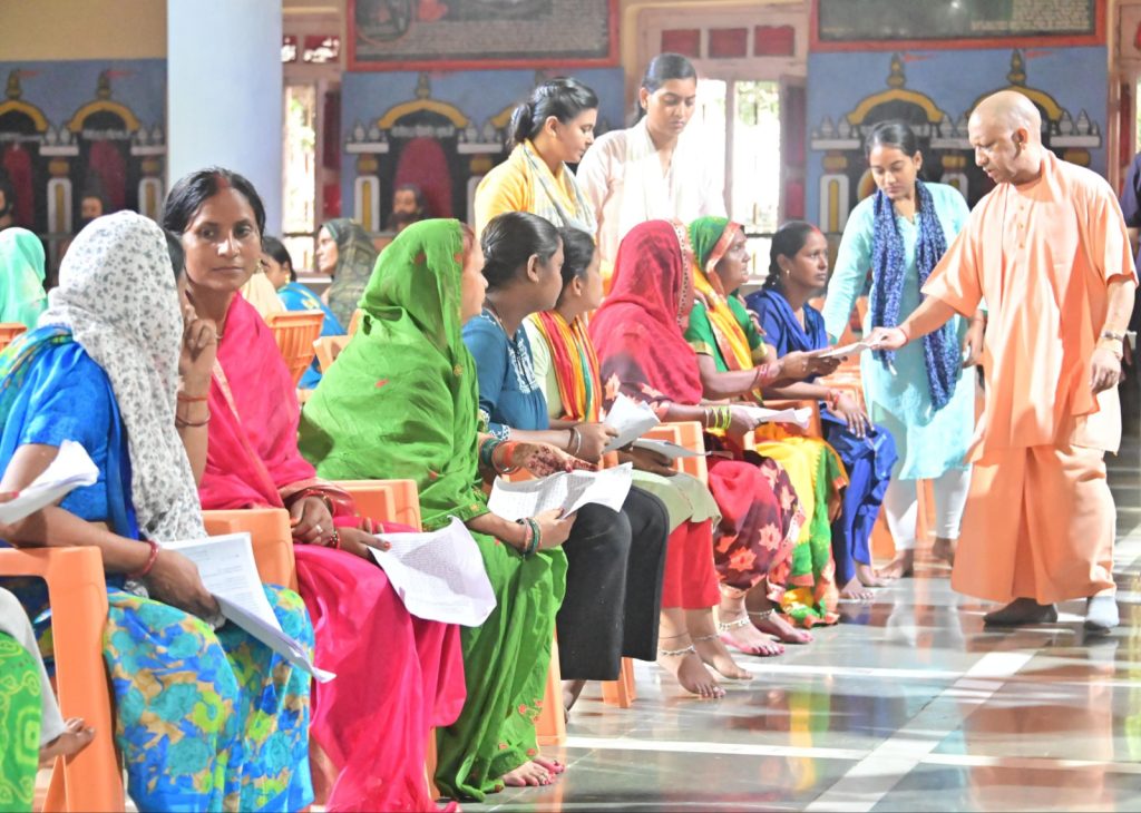 CM योगी ने गोरखनाथ मंदिर में 'जनता दर्शन' कार्यक्रम के दौरान 200 से अधिक समस्याएं सुनीं