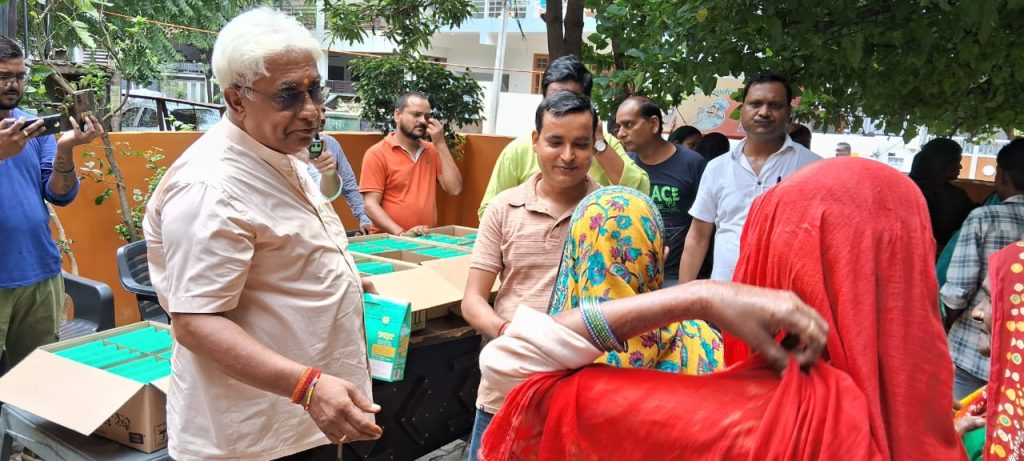 लोहिया नगर में गरीबों को बाजरे से बनी मैगी मिलेट्स का व्यापक बितरण,