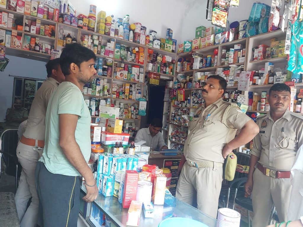 बिना लाइसेंस संचालित मेडिकल स्टोर पर जिलाधिकारी की छापेमारी, दुकान सीज