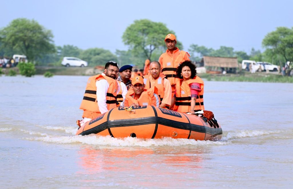 सीएम योगी ने बाढ़ प्रभावितों की मदद को बढ़ाया हाथ, पीड़ितों ने जताया आभार