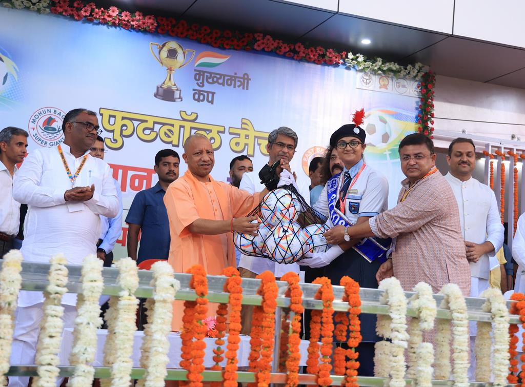 CM योगी  ने की खेल अवसंरचना के विकास में ऐतिहासिक कदम, यूपी के 1000 मैदान होंगे फुटबॉल के लिए समर्पित