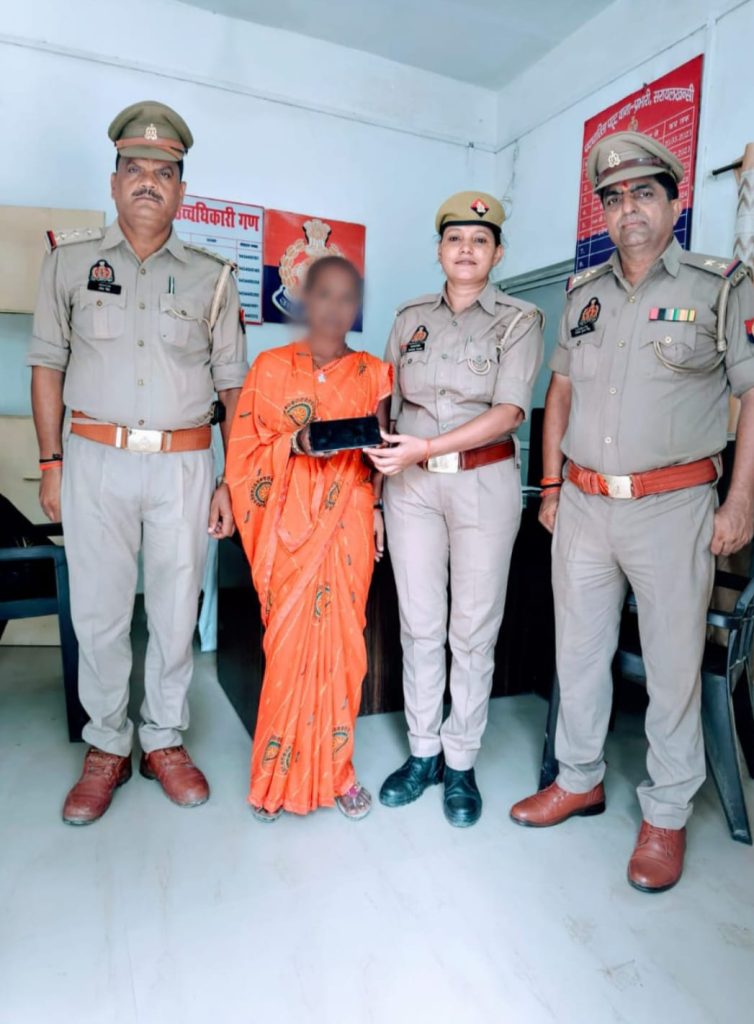 तीन गुम मोबाइल फोन पुलिस ने किए बरामद, स्वामियों को सौंपे