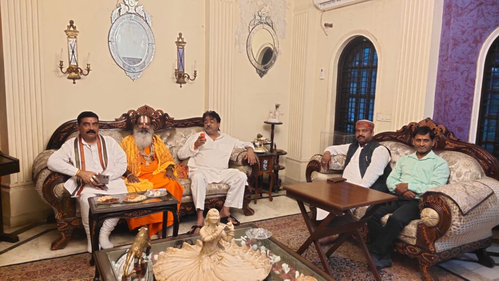 लखनऊ: कुंवर अक्षय प्रताप सिंह से मिले जगतगुरु अवधेश प्रपन्नाचार्य, विधानसभा चुनावों की रणनीति पर हुई विशेष चर्चा