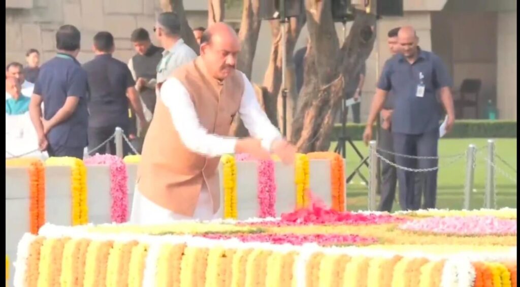 राष्ट्रपिता महात्मा गांधी की जयंती पर लोकसभा अध्यक्ष ओम बिरला ने अर्पित की श्रद्धांजलि