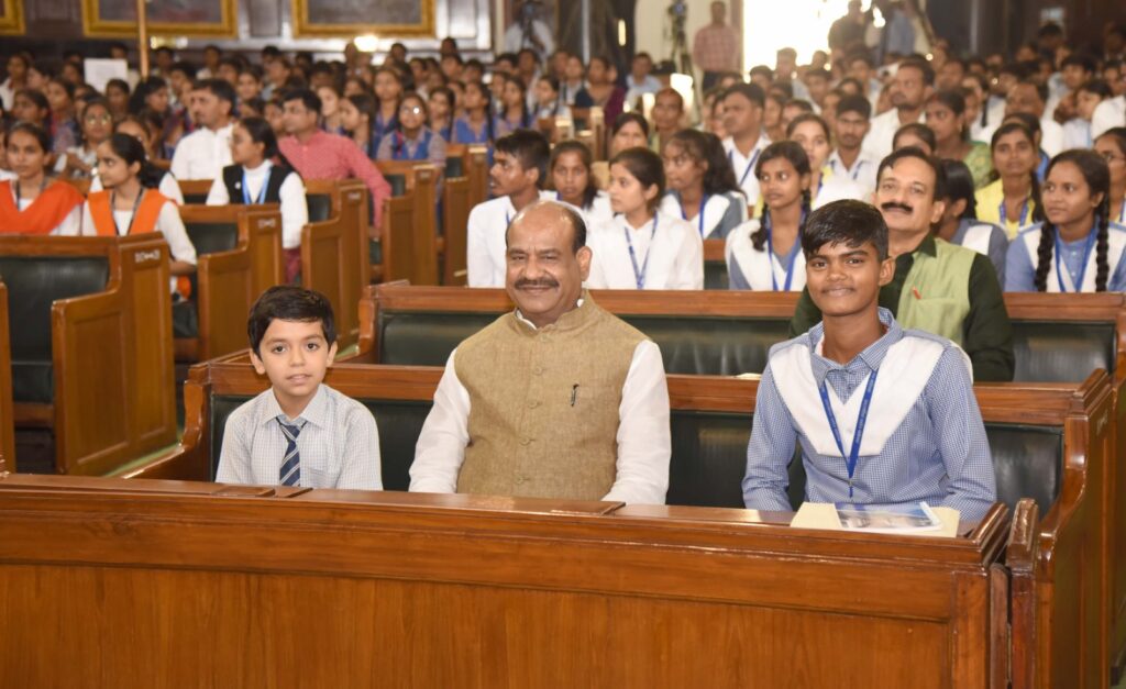 महात्मा गांधी ने हमें आध्यात्मिकता और आत्मनिर्भरता का मार्ग दिखाया: लोकसभा अध्यक्ष