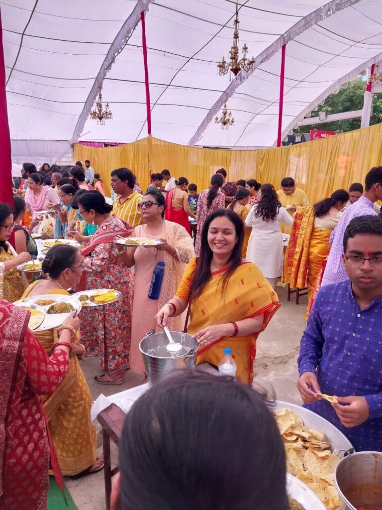 मां दुर्गा का आगमन के बाद पंडालों में पूजा अर्चना शुरू