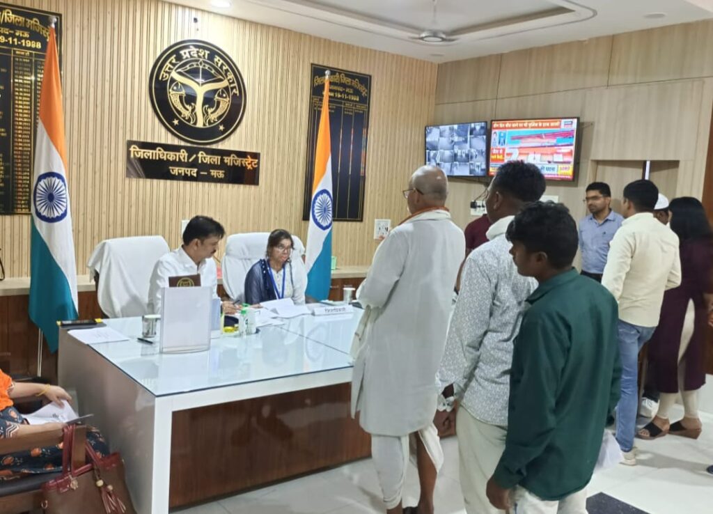 काजल यादव एक दिन के लिए बनीं मऊ की जिलाधिकारी